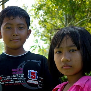 Deux jeunes enfants posent après avoir aidé leurs parents à ramasser des clous de girofle. - Bali  - collection de photos clin d'oeil, catégorie portraits